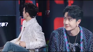 Wang Yibo immediately turned his head when he heard that there was gossip among the players.