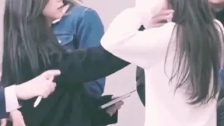 [Jensoo moment] The way Jisoo protects and takes care of her Jennie