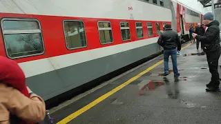 Красный флажок при посадке в поезд.
