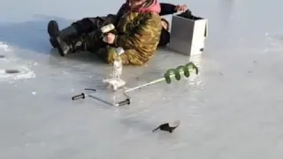 Зимняя рыбалка  на лед выходят подготовленные люди