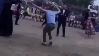 Чеченец чётко танцует лезгинку.Остановите его!!