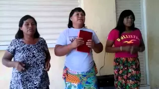 As irmas índias louvando a Deus e adorando na Igreja 100% indígena.