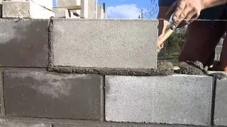 Укладка пустотелых цементно песчанных блоков (Laying hollow cement-sand blocks)