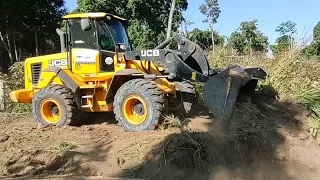 FAZENDO LIMPEZA EM ESTRADA COM JCB 426ZX