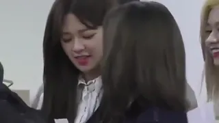 [TWICE] GMP Momo putting a tape on Jeongyeon’s back they’re so cute 😂
