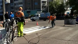 У Житомирі наносять розмітку на пішохідних переходах, а на магістральних вулицях почнуть пізніше