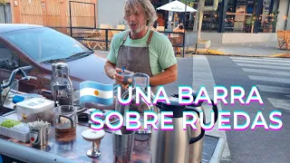 ¡El Combinó su medio de transporte con el Café! y colocó una barra sobre ruedas en Buenos Aires