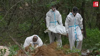 Под Бучей обнаружили новую братскую могилу с телами мирных жителей. Репортаж France 24