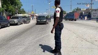 Gade Kisa Bandi Fè Yon yon Policier Ayisyen