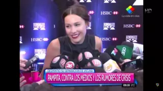 Pampita enojada con los periodistas