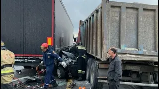 Под прессом: фура смяла легковушку об грузовик в Ростовской области