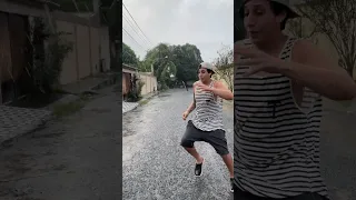 Quando eu derrubo o celular na chuva