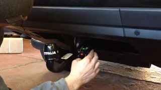 Demonstration of a detachable Westfalia Towbar - Range Rover