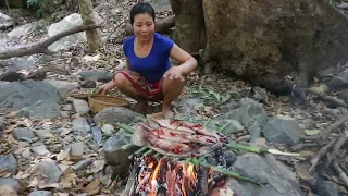 Survival skills: Squid grill for The breakfast - Cook squid  Eat delicious #33