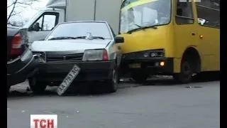 Водій маршрутки в Києві спричинив масштабну аварію