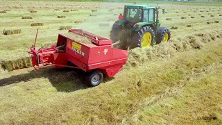 Loonbedrijf De Vlijt aan het kleine balenpersen met John Deere 6410 en een Welgers balenpers