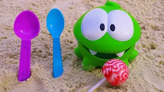 Мультфильм Ам Ням (Om Nom) в песочнице. Игрушки и игры. Развивающее видео