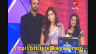 Shreya Ghoshal receiving "Best Singer Female" at big star entertainment award 2011 for teri meri