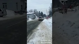 Через переезд на снегоходе буран уверенно в полный газ.(вы гангстеры,нет мы русские)