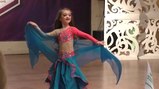 Восточные танцы для детей - Девочка танцует восточный танец