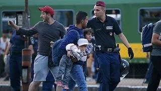 Венгрия: мигранты требуют, чтобы их отвезли к австрийской границе
