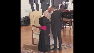 Pope Francis Struggles to Stand at Weekly General Audience