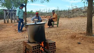 OS PREPARATIVOS PARA O FORRÓ DO JUAZEIRO NO SÍTIO MAMOEIRO. VEJA A PANELA DE MUNGUNZÁ DO SERTÃO.