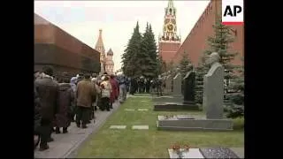 Flowers laid on tomb of former Soviet leader on 100th anniversary of birth