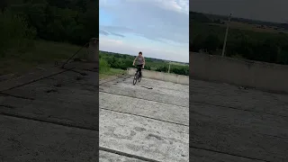 На заднем колесе по крыше заброшки #2 #bike #stant