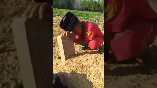 Bocah Menangis Sesenggukan di Depan Makam Sang Ayah Viral di Tiktok ‼️‼️ #anakyatim #ayah