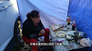 冬至节在停车场学包饺子，一起唱歌，户外生活也可以丰富多彩!