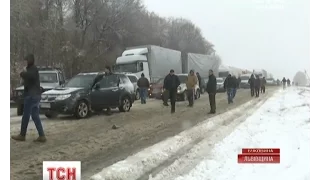 Сніговий колапс накрив Україну