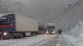 Киев сегодня в снегу. Фуры не пускают в город.