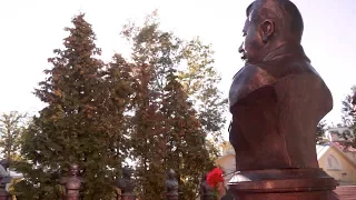 В Москве установили бюст Сталина