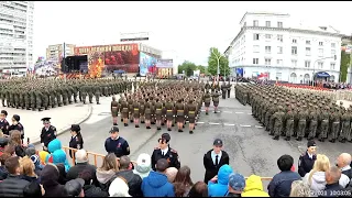 ЛУГАНСК, ДЕНЬ ПОБЕДЫ 2021, ВОЕННЫЕ МАРШИРУЮТ по УЛ. КОЦЮБИНСКОГО, 9 МАЯ 2021 ГОДА