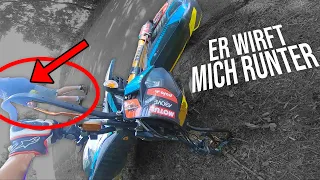 Er wirft mich vom Motorrad