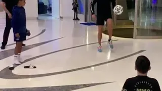 Cristiano Ronaldo gioca con Ali un bambino senza le gambe