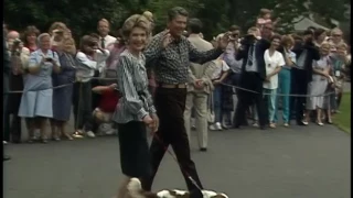 President Reagan Photo Ops in the Oval Office and South Lawn on September 19, 1986