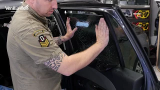 Pose de Film solaire adhésif teinté noir sur vitre de voiture