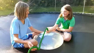 TRAMPOLIN vs RIESEN WASSERBOMBE!