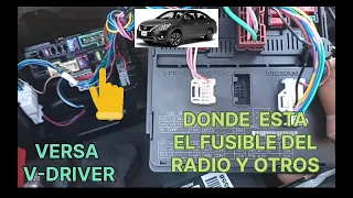 dónde está fusible del radio y otros de la caja de fusibles de motor del versa.