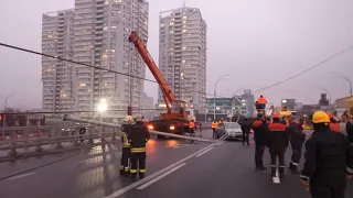 На Шулявському мосту обвалилися електроопори й побили автівки