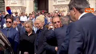 L'ultimo saluto di Marta Fascina a Silvio Berlusconi dopo i funerali di Stato al Duomo di Milano