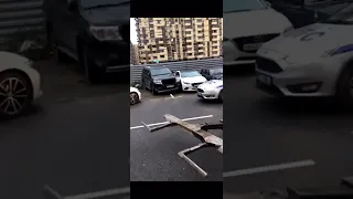 в Москве эвакуатор повредил 3 автомобиля