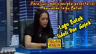 Peserta Indonesian Idol ini menyanyikan lagu Batak " Sidoli Pargojek"