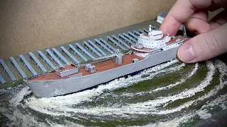 DIORAMA - LOWERING THE SHIP ON THE WATER 1/700