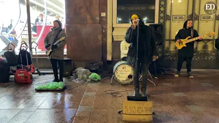 Кавер-группа «Питерская соль» сыграла песню Сплина «Мое сердце» – уличные музыканты Петербурга