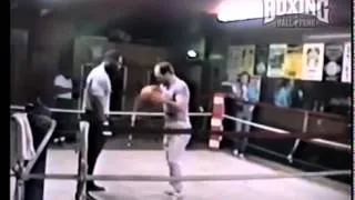 Майк Тайсон терпит удары от Кевина Руни Mike Tyson Takes a Beating From Kevin Rooney