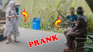 Dia kaget banget dan juga tertawa, living statue , human statue prank