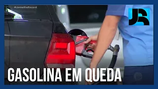 Petrobras anuncia nova queda no preço da gasolina nas refinarias a partir de amanhã (16)